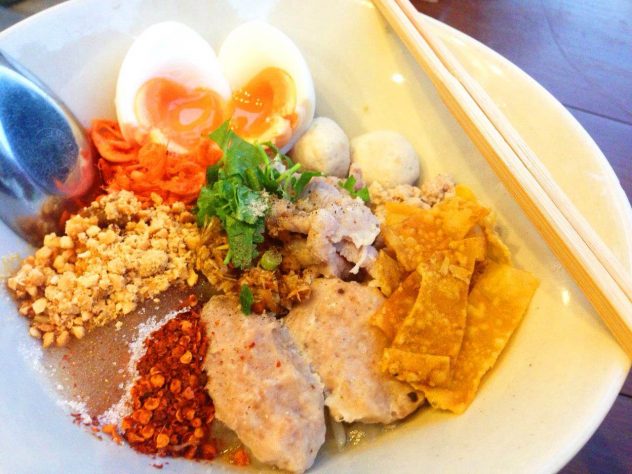 ร้าน ก๋วยเตี๋ยว ไข่ทะลัก