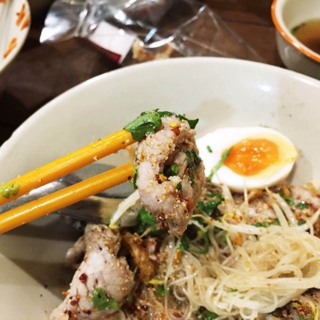 ร้าน ก๋วยเตี๋ยว ไข่ทะลัก