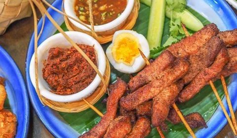 ร้าน Zab Kak (แซ่บคัก) ตั้งอยู่ที่ 466 /18 ถ.พหลโยธิน แขวงสามเสนใน เขตพญาไท กรุงเทพ 10400 ร้านติดกับธนาคารออมสิน สำนักงานใหญ่ ใกล้แยกสะพานควาย อยู่ระหว่าง BTS อารีย์ และ BTS สะพานควาย