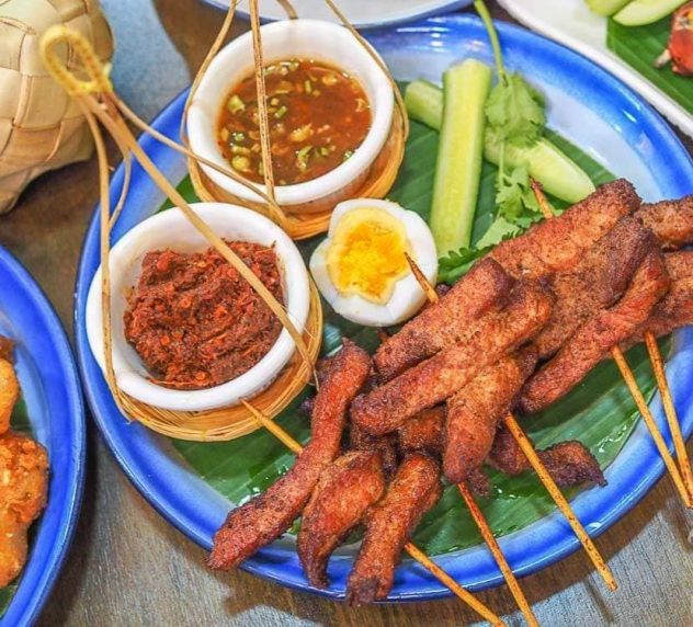 ร้าน Zab Kak (แซ่บคัก) ตั้งอยู่ที่ 466 /18 ถ.พหลโยธิน แขวงสามเสนใน เขตพญาไท กรุงเทพ 10400 ร้านติดกับธนาคารออมสิน สำนักงานใหญ่ ใกล้แยกสะพานควาย อยู่ระหว่าง BTS อารีย์ และ BTS สะพานควาย