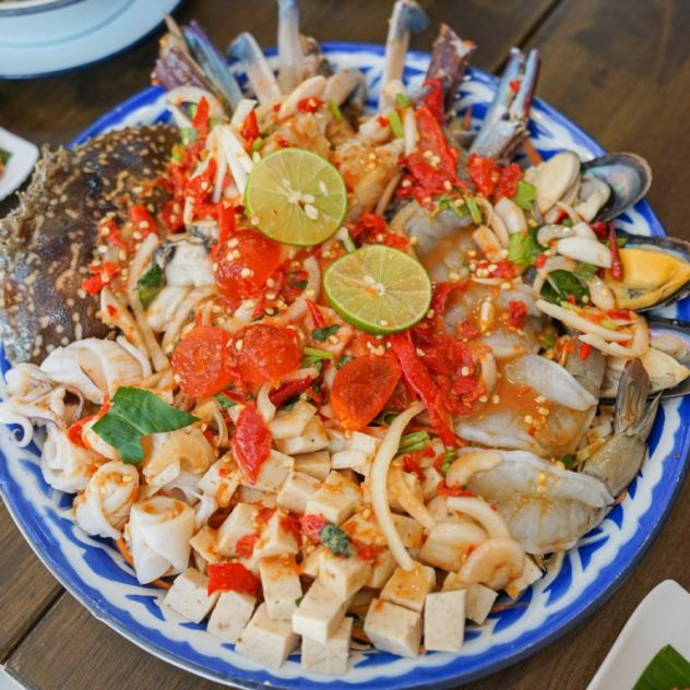 ร้าน Zab Kak (แซ่บคัก) ตั้งอยู่ที่ 466 /18 ถ.พหลโยธิน แขวงสามเสนใน เขตพญาไท กรุงเทพ 10400 ร้านติดกับธนาคารออมสิน สำนักงานใหญ่ ใกล้แยกสะพานควาย อยู่ระหว่าง BTS อารีย์ และ BTS สะพานควาย